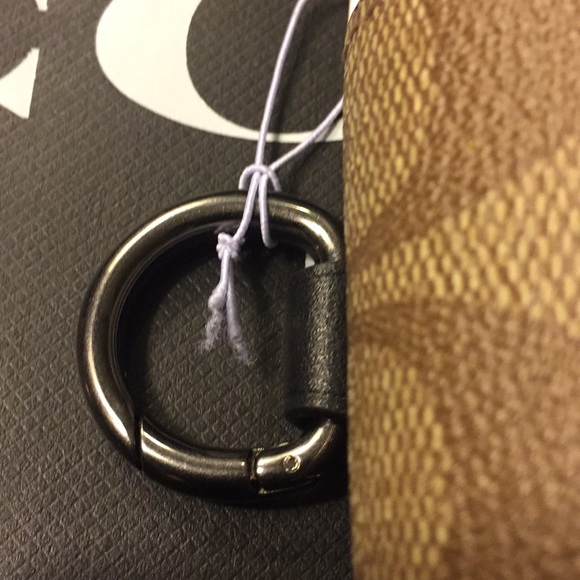 💥HOST PICK💥(UNISEX) COACH - EARBUD CASE BAG CHARM (NWT) - Picture 8 of 10